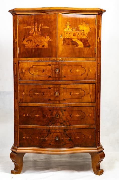 Intarziás szekrény