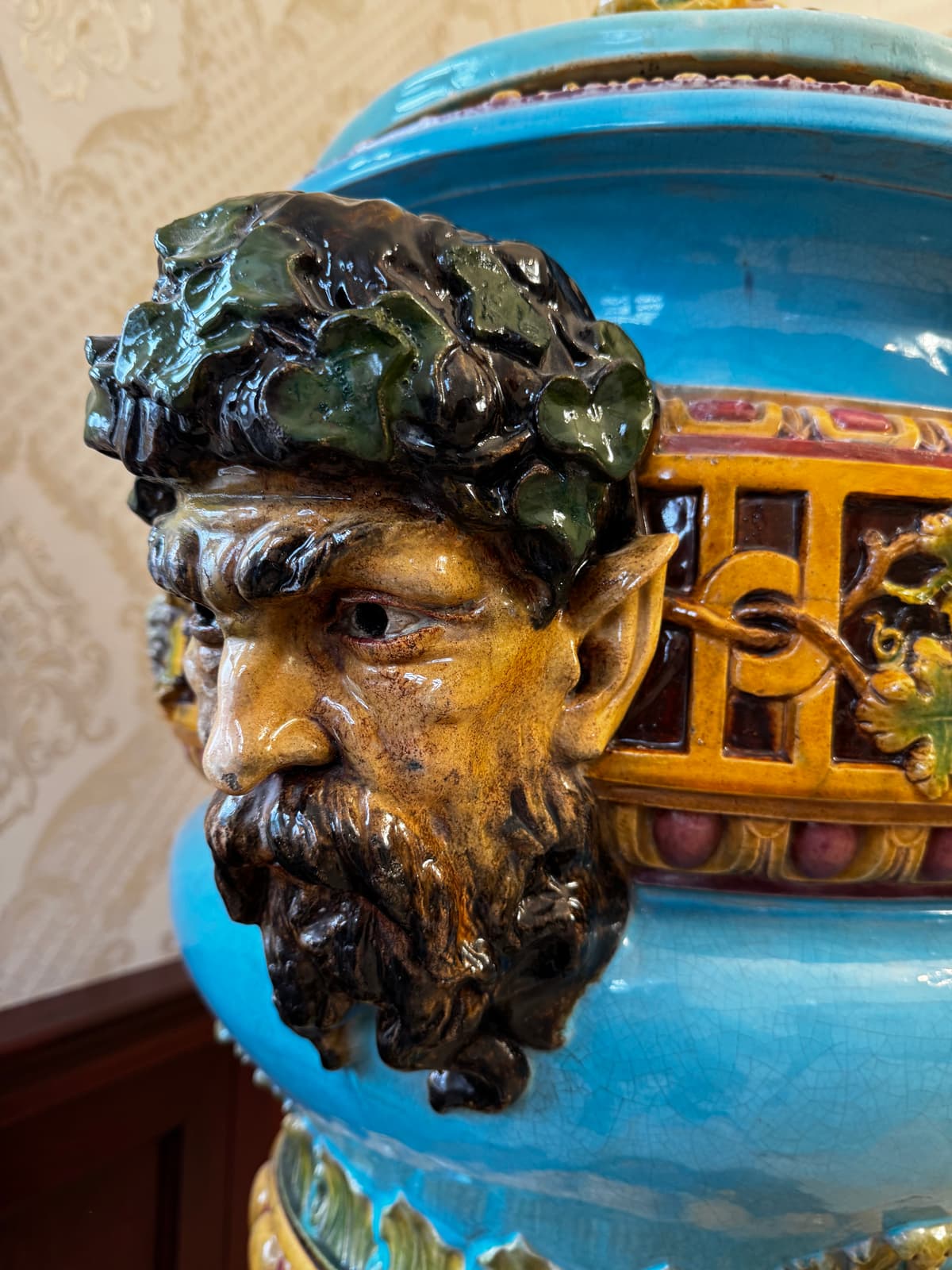 Zsolnay - Bacchus fejes kerti váza - nagy méretű