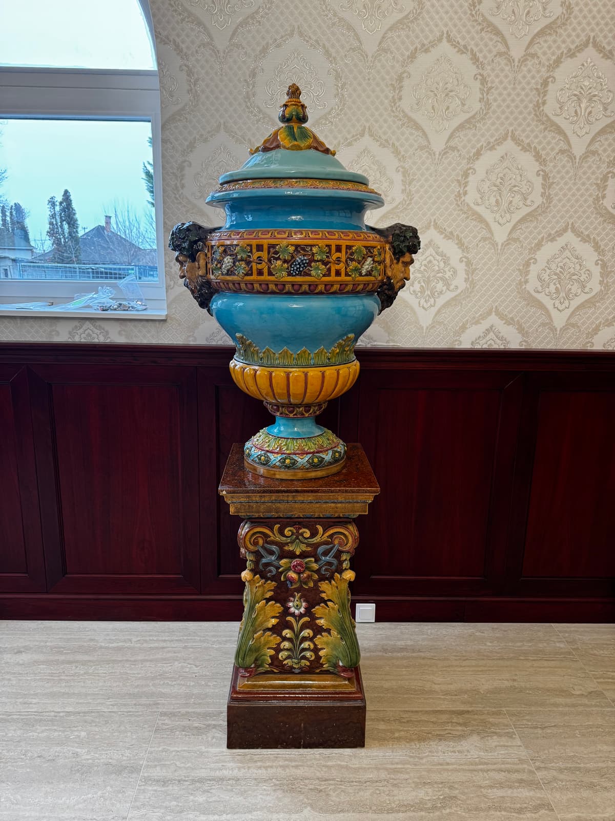 Zsolnay - Bacchus fejes kerti váza - nagy méretű