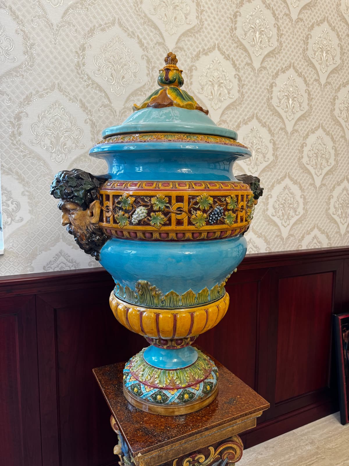 Zsolnay - Bacchus fejes kerti váza - nagy méretű