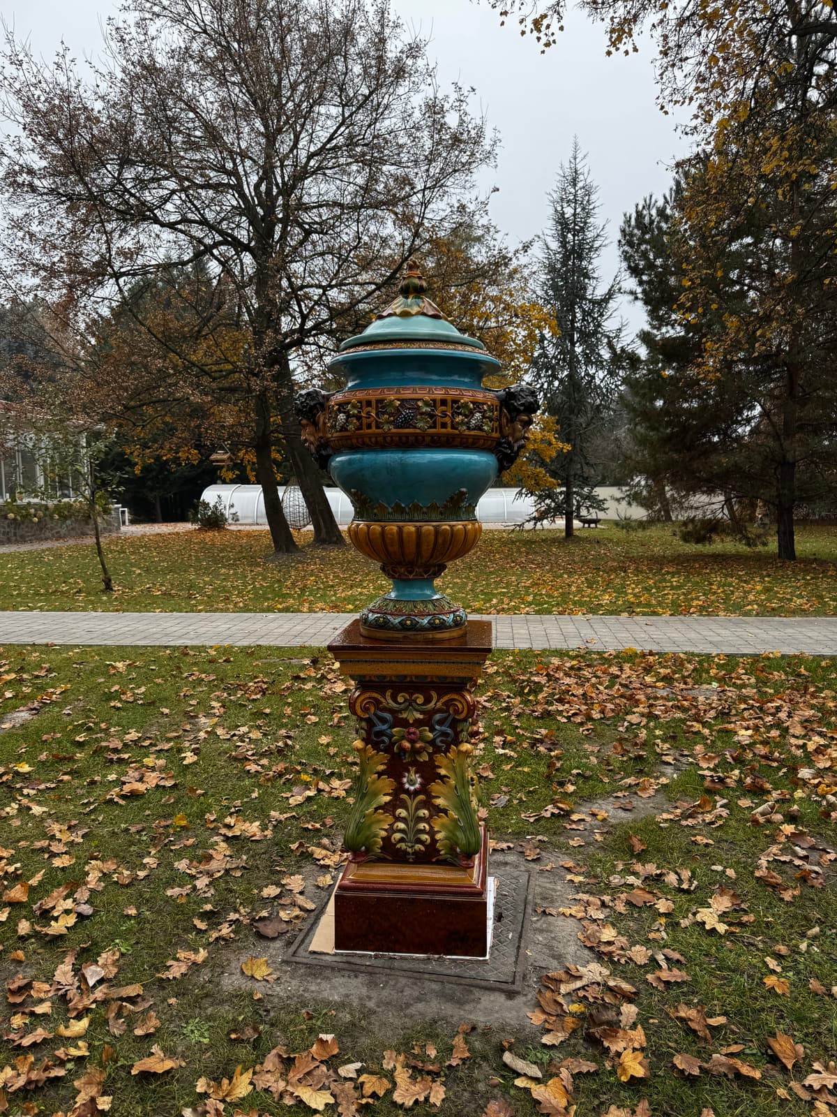 Zsolnay - Bacchus fejes kerti váza - nagy méretű