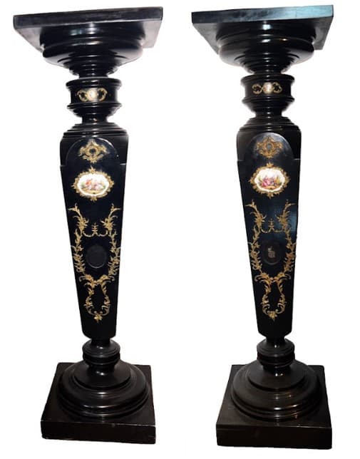 Fa posztamens pár, kézi festésű porcelán díszítéssel, bronz veretezéssel