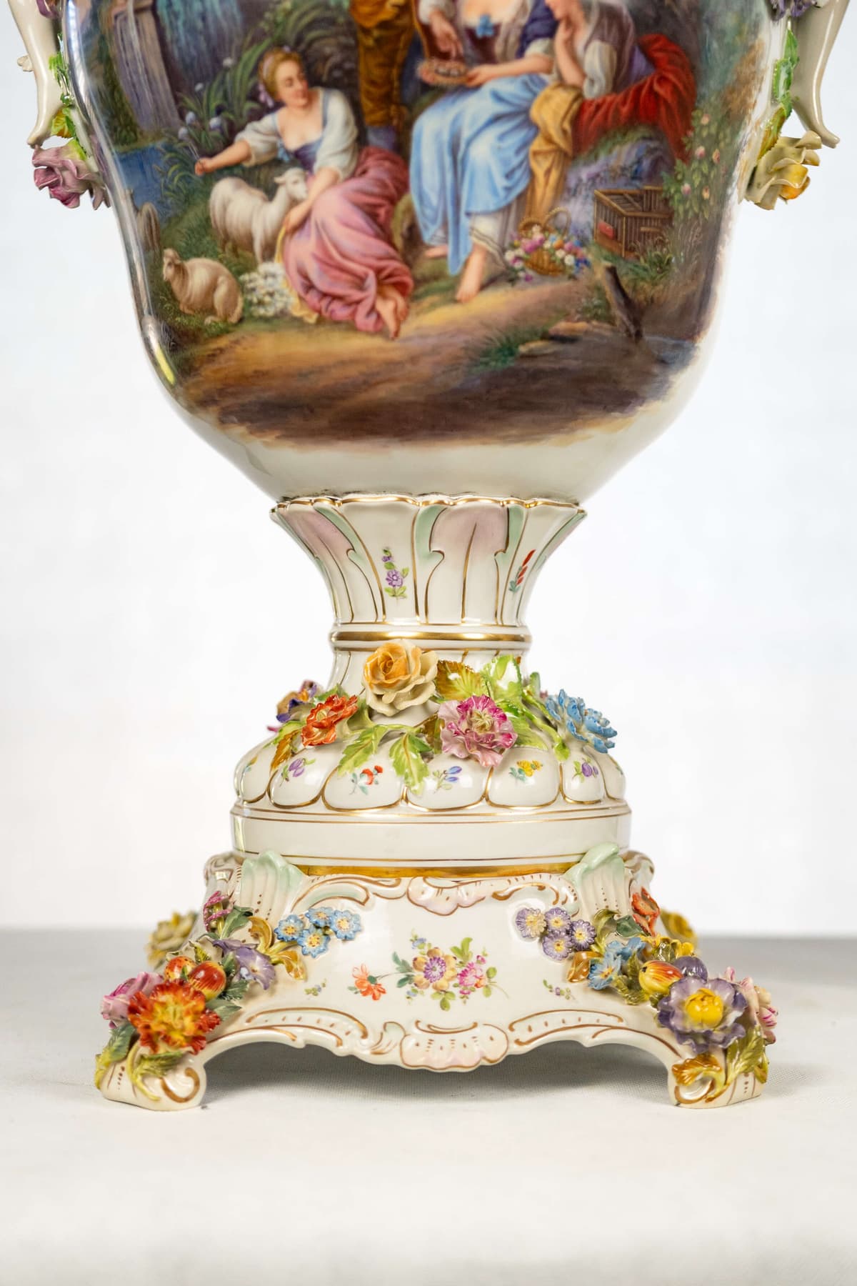 Dresden porcelán váza pár kézi festéssel, zsáner képpel 19.század