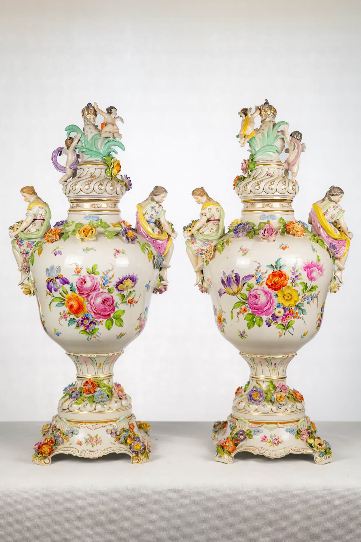 Dresden porcelán váza pár kézi festéssel, zsáner képpel 19.század