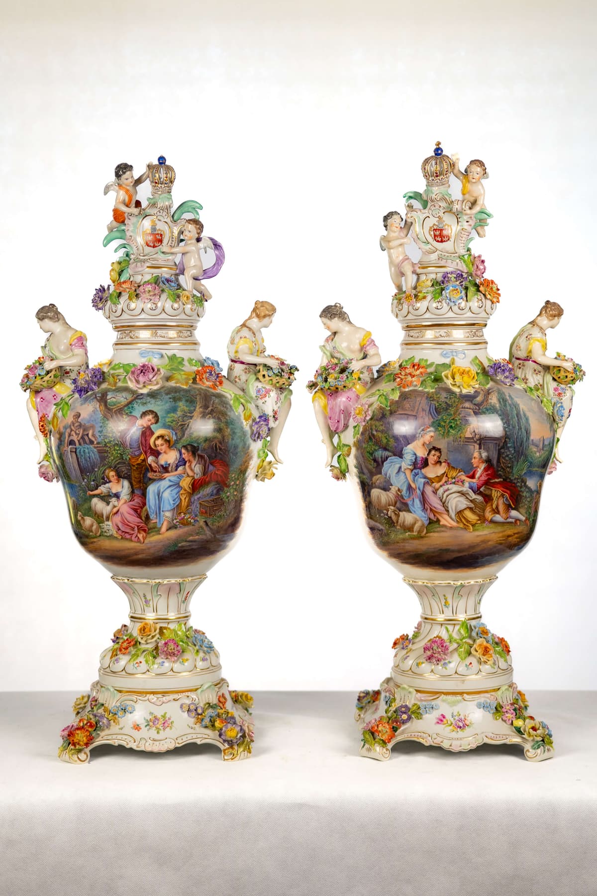 Dresden porcelán váza pár kézi festéssel, zsáner képpel 19.század