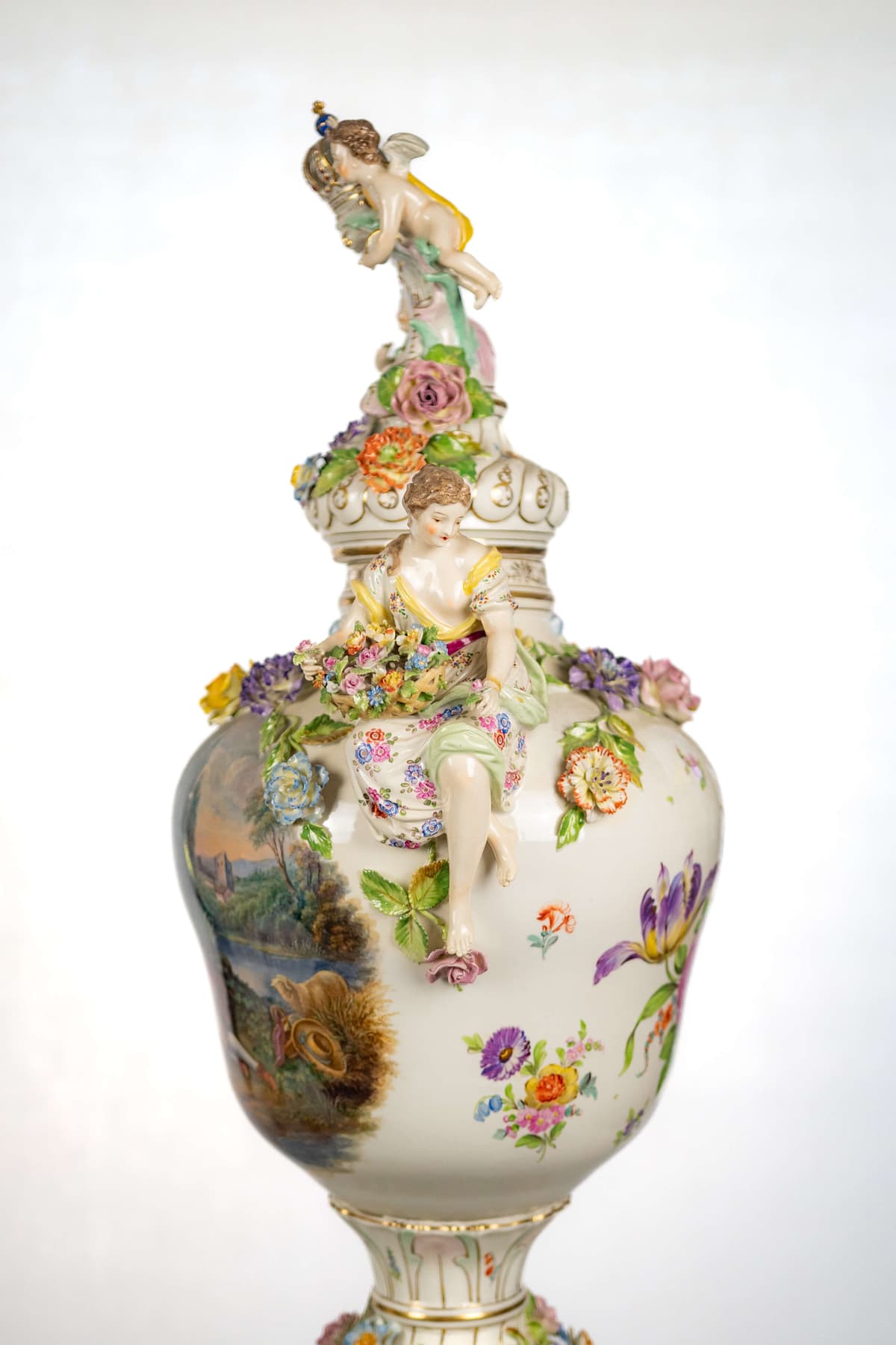 Dresden porcelán váza pár kézi festéssel, zsáner képpel 19.század