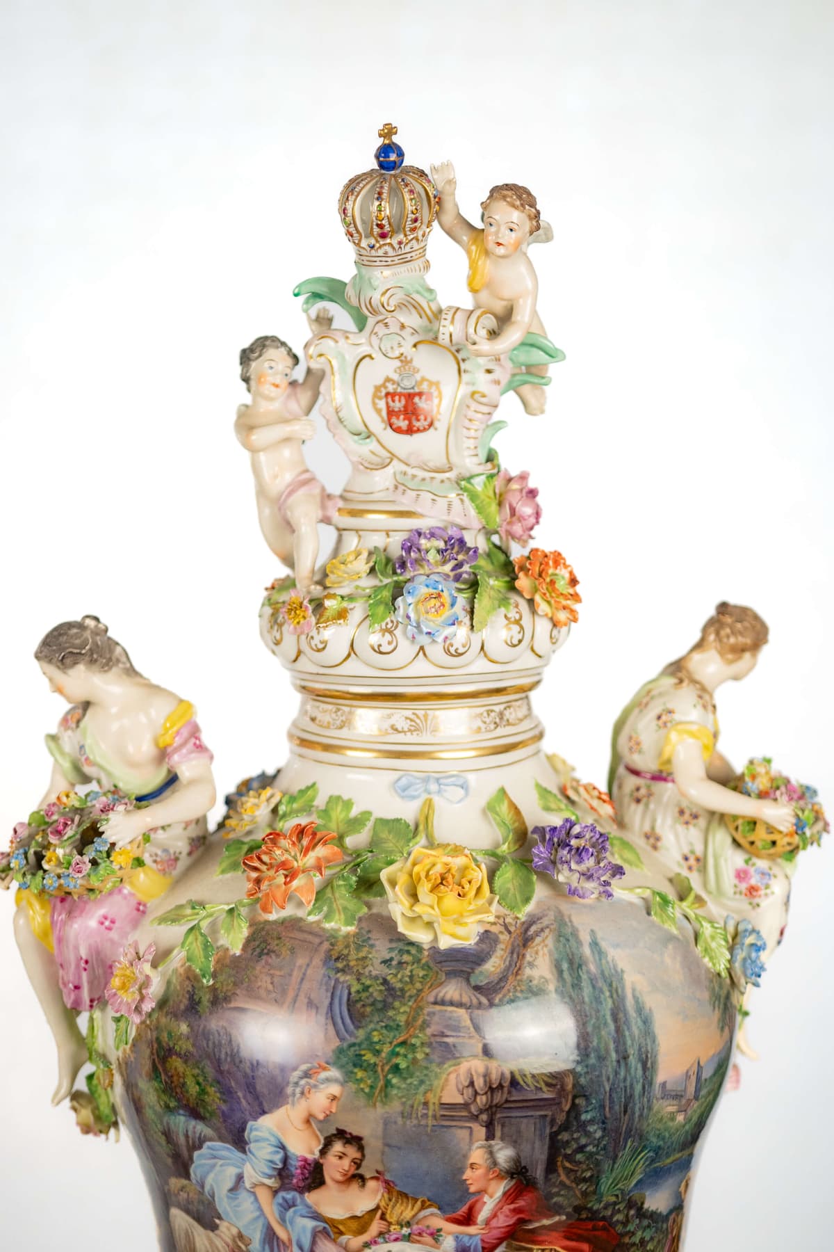 Dresden porcelán váza pár kézi festéssel, zsáner képpel 19.század