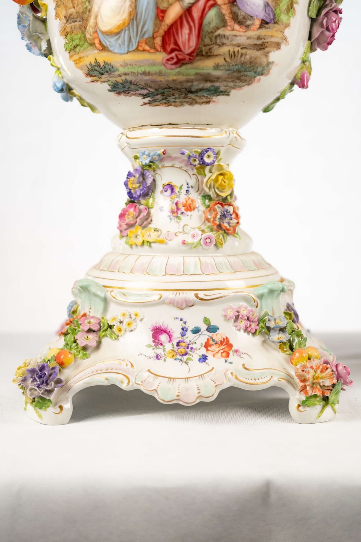 Dresden porcelán váza pár, kézi festés, zsáner kép 19.század