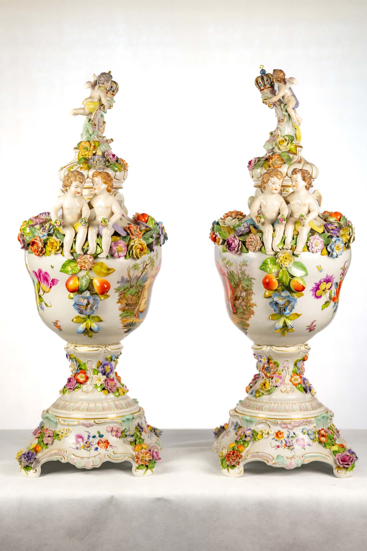 Dresden porcelán váza pár, kézi festés, zsáner kép 19.század