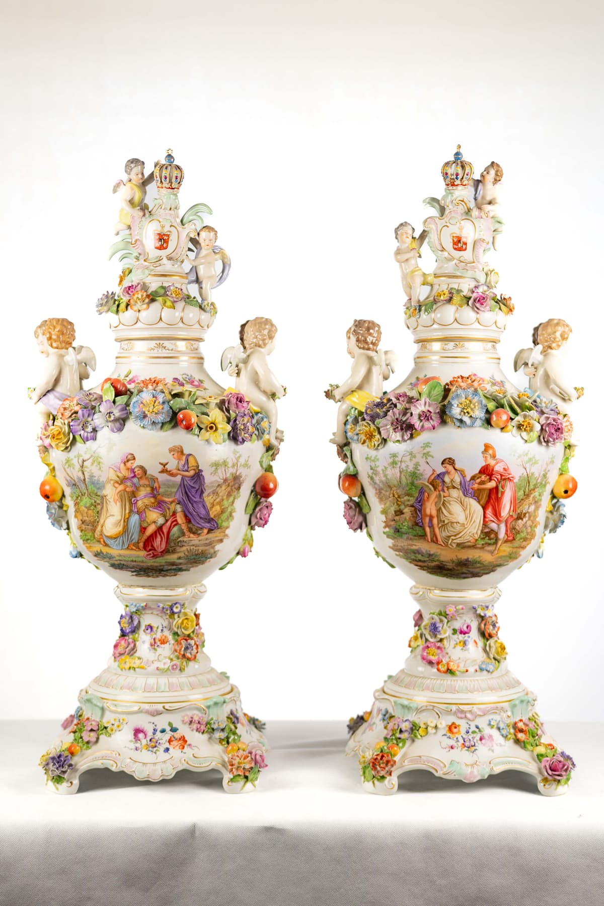 Dresden porcelán váza pár, kézi festés, zsáner kép 19.század