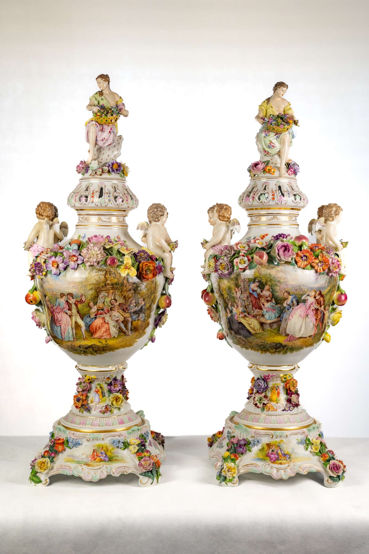 Dresden porcelán váza pár, kézi festés, zsáner kép 19.század
