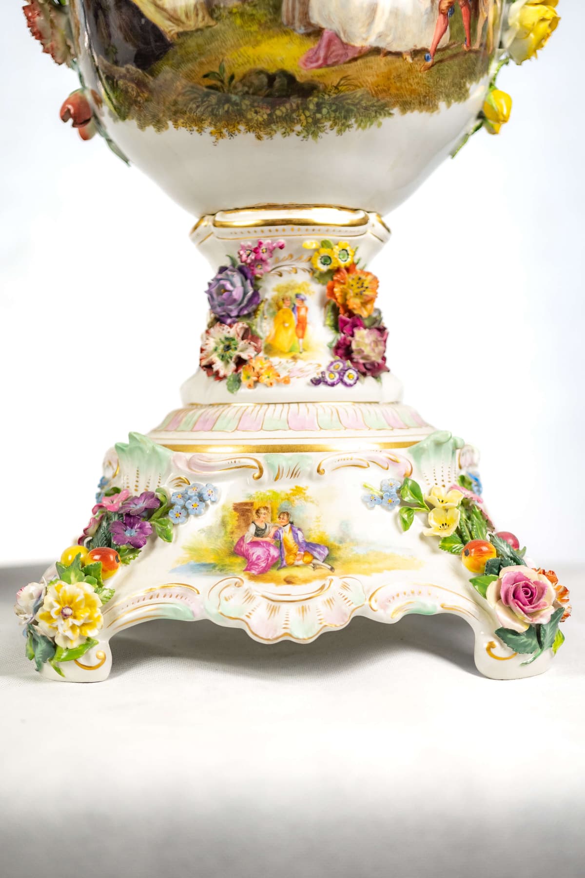 Dresden porcelán váza pár, kézi festés, zsáner kép 19.század