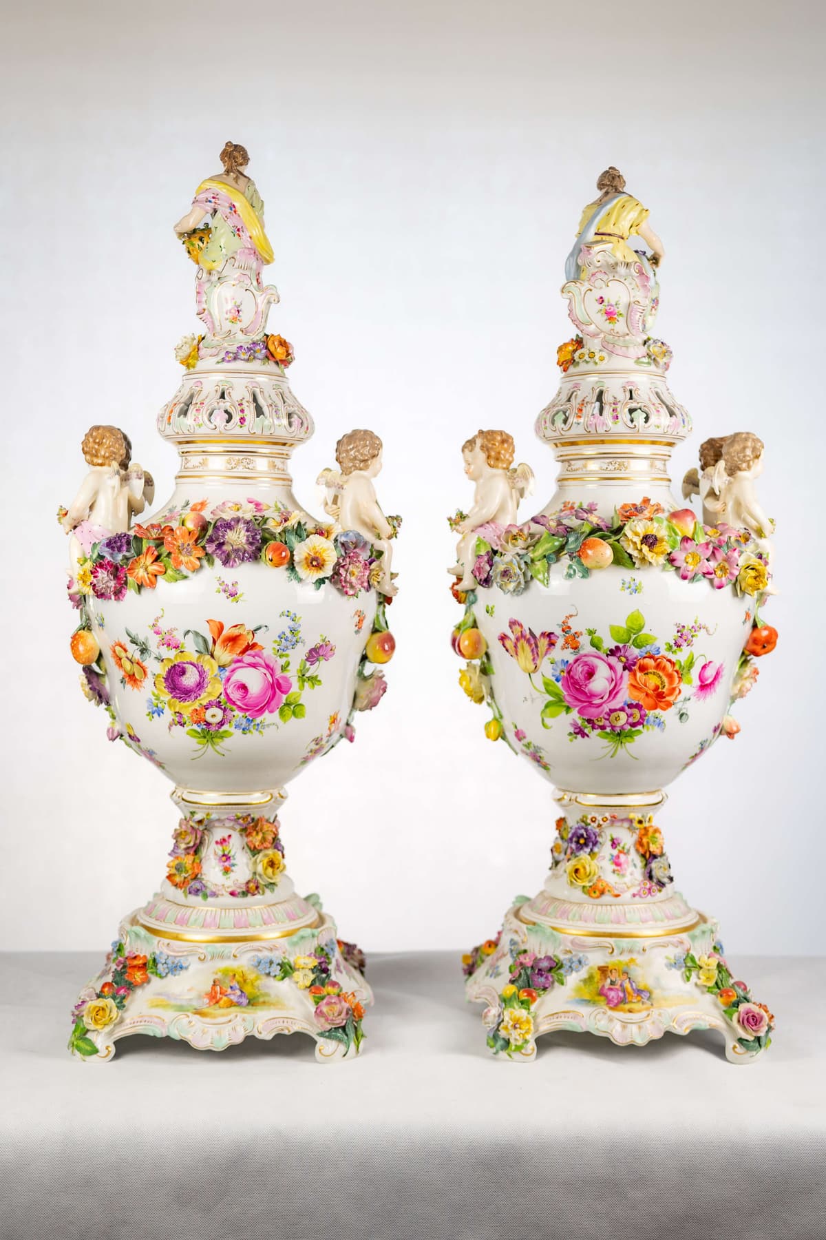 Dresden porcelán váza pár, kézi festés, zsáner kép 19.század