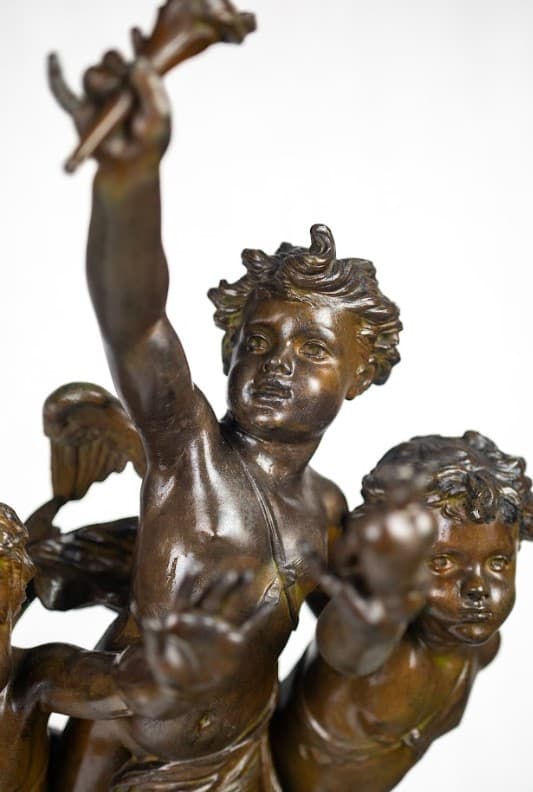 „Amours Vainqueurs” bronz patinás fém ötvözet szobor