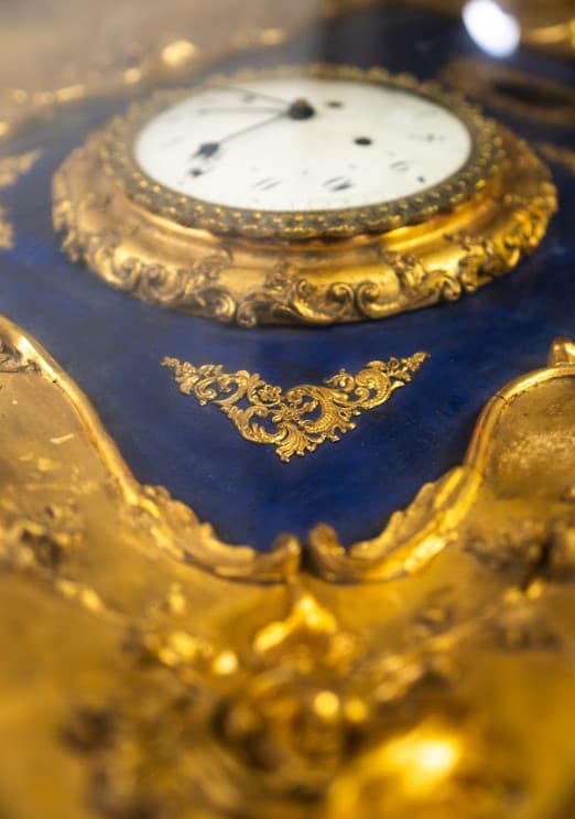 Kék bársonyban ringó idő – rokokó keretes német falióra