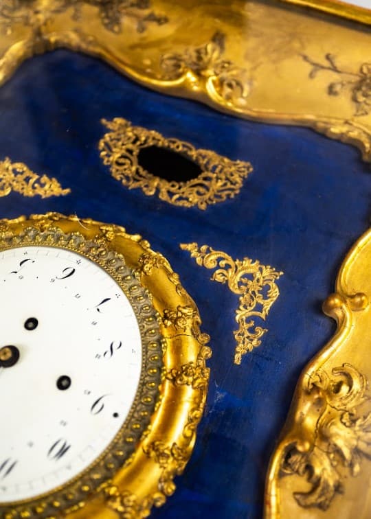 Kék bársonyban ringó idő – rokokó keretes német falióra