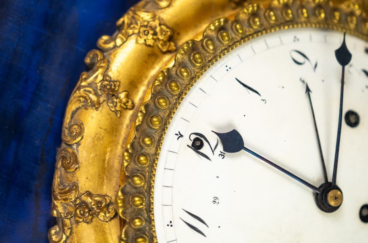 Kék bársonyban ringó idő – rokokó keretes német falióra