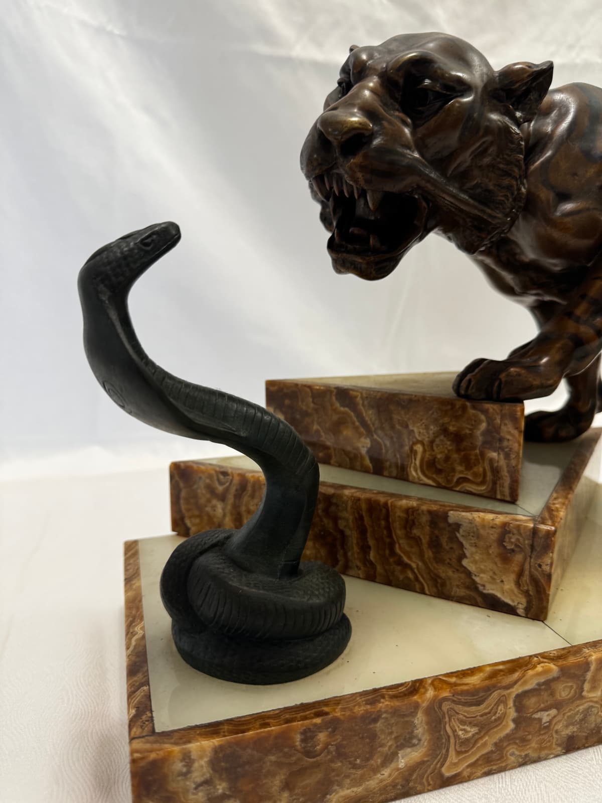 Art deco francia Tigris és kobra szobor márvány talpazattal