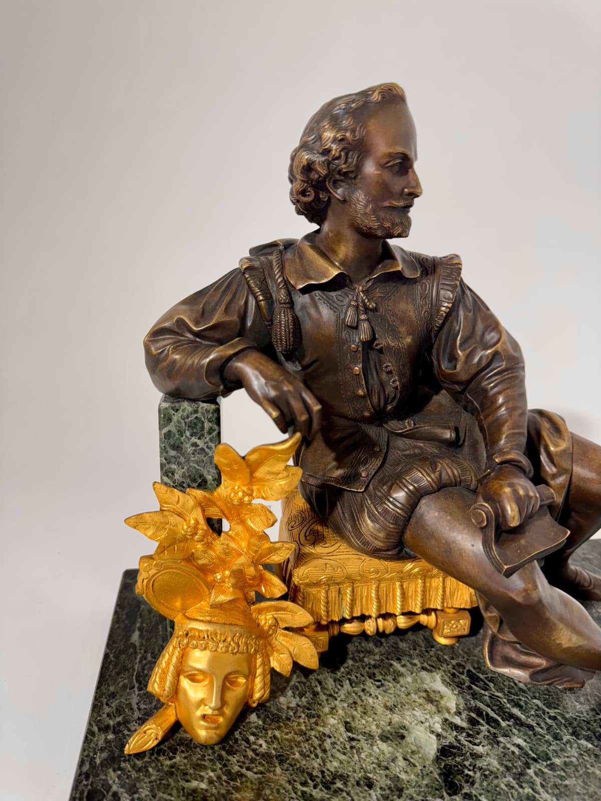 'Shakespeare' - Drámaíró  ülő szobra