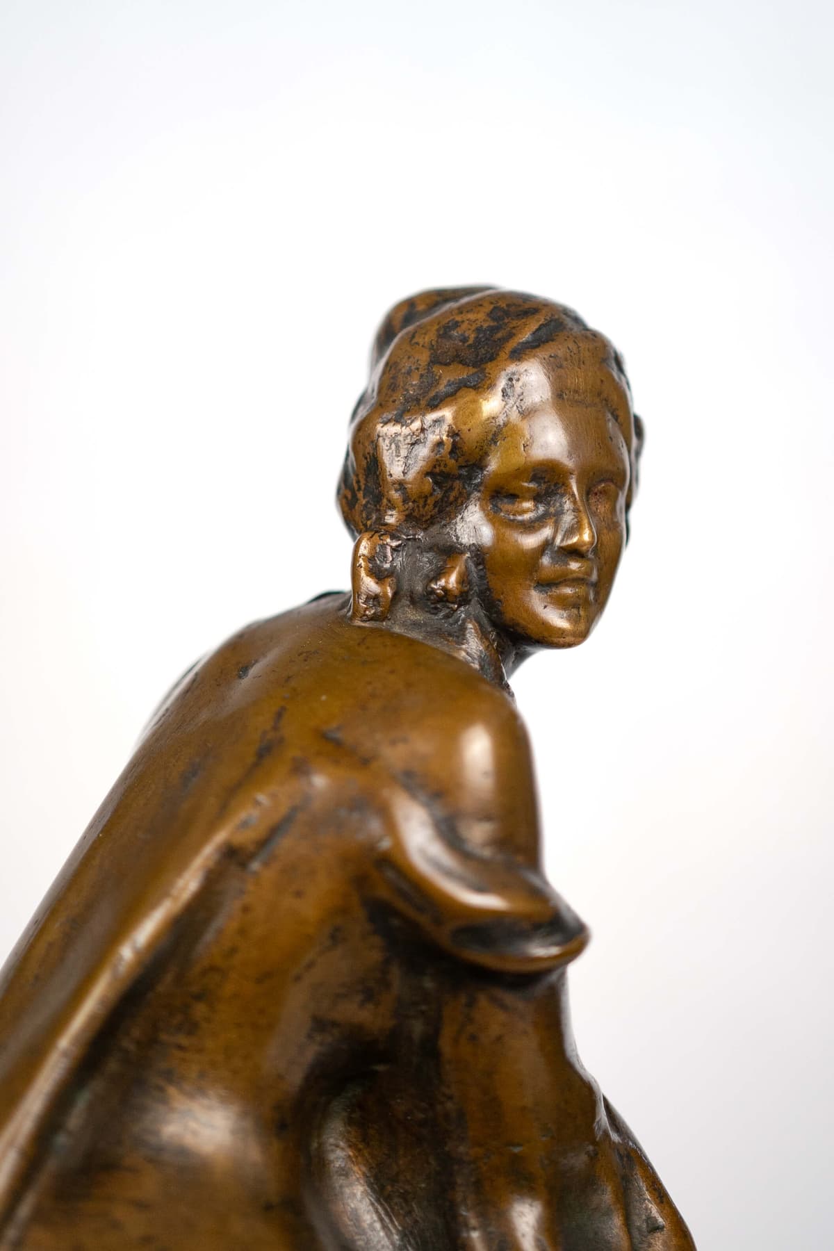 Pongrácz Szigfrid 'Báli készülődés' bronz szobor