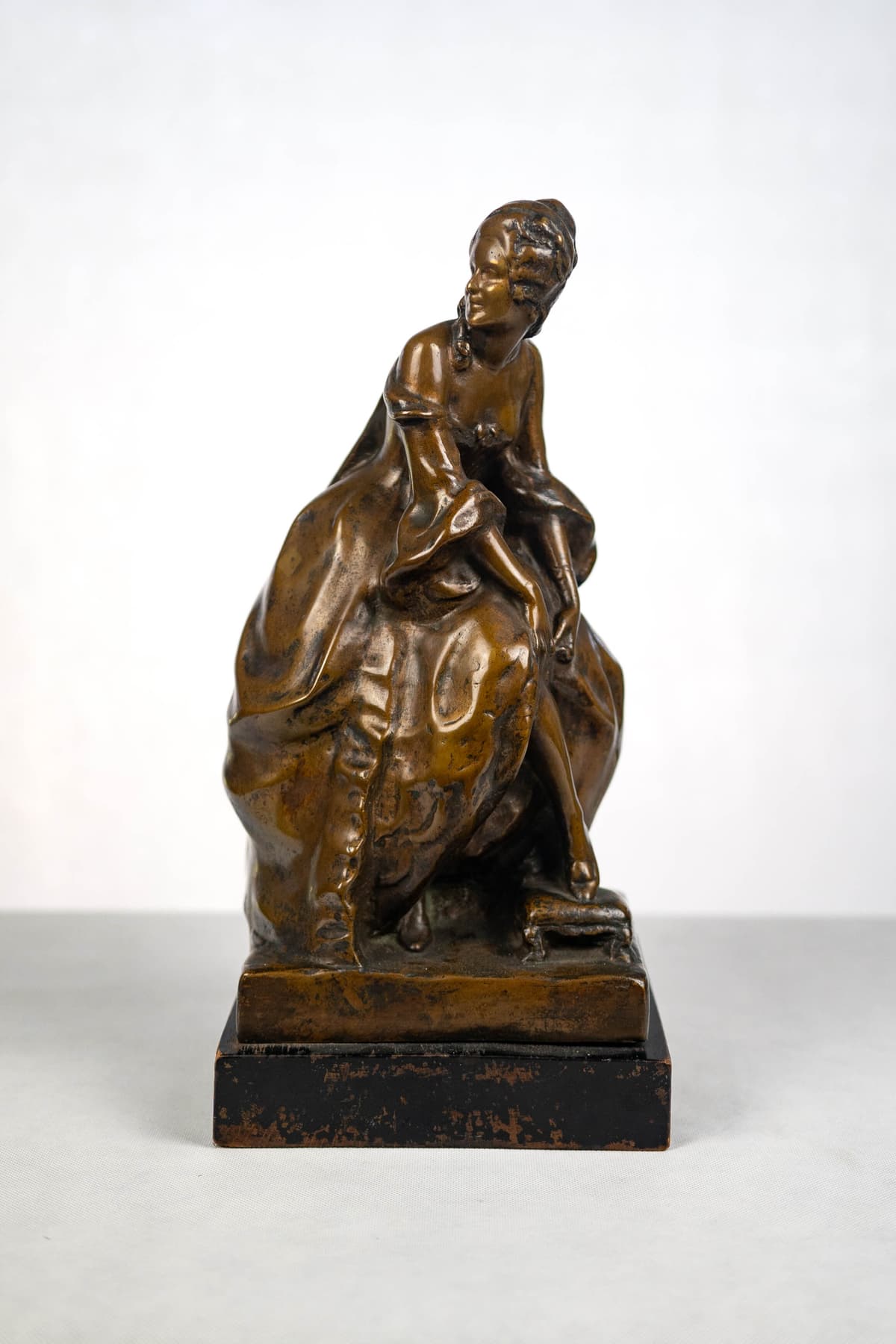 Pongrácz Szigfrid 'Báli készülődés' bronz szobor