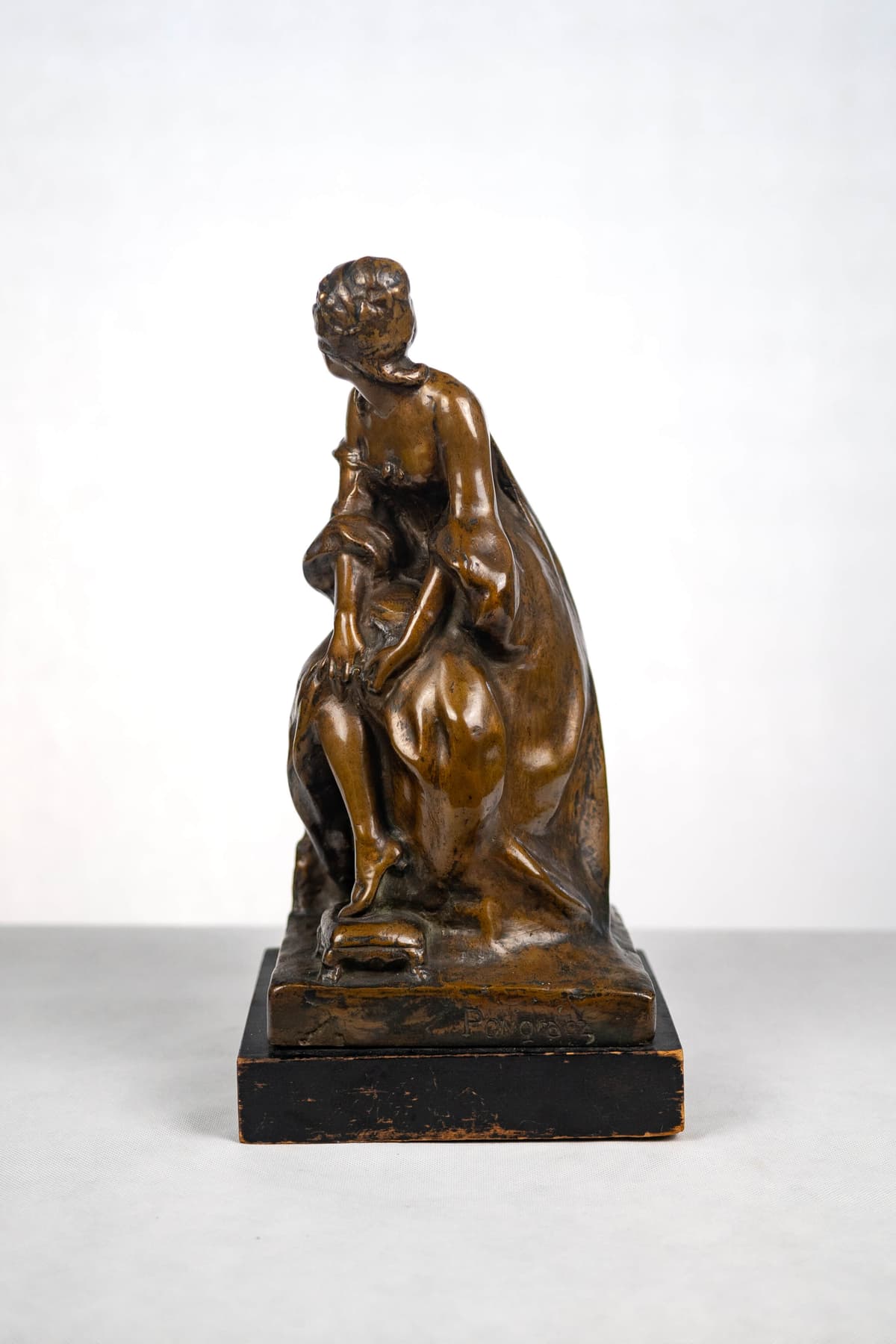 Pongrácz Szigfrid 'Báli készülődés' bronz szobor