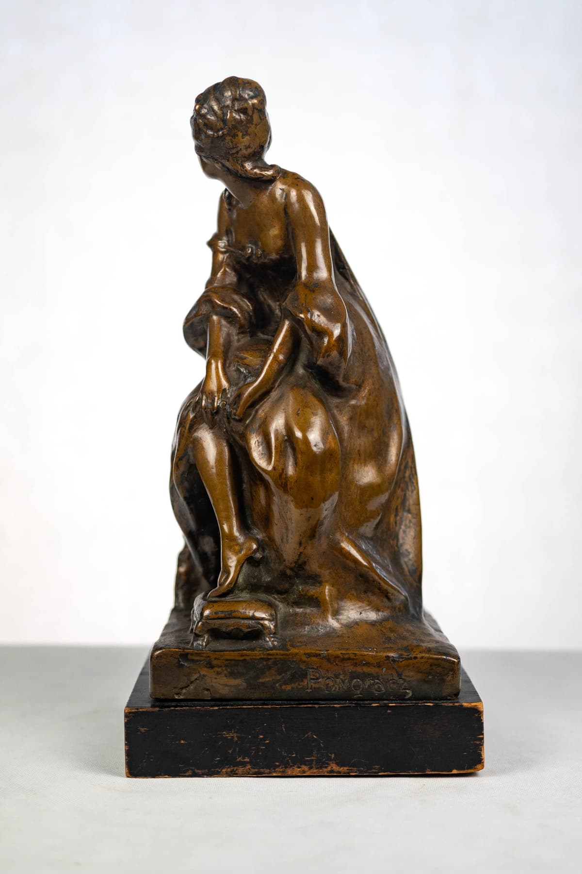 Pongrácz Szigfrid 'Báli készülődés' bronz szobor
