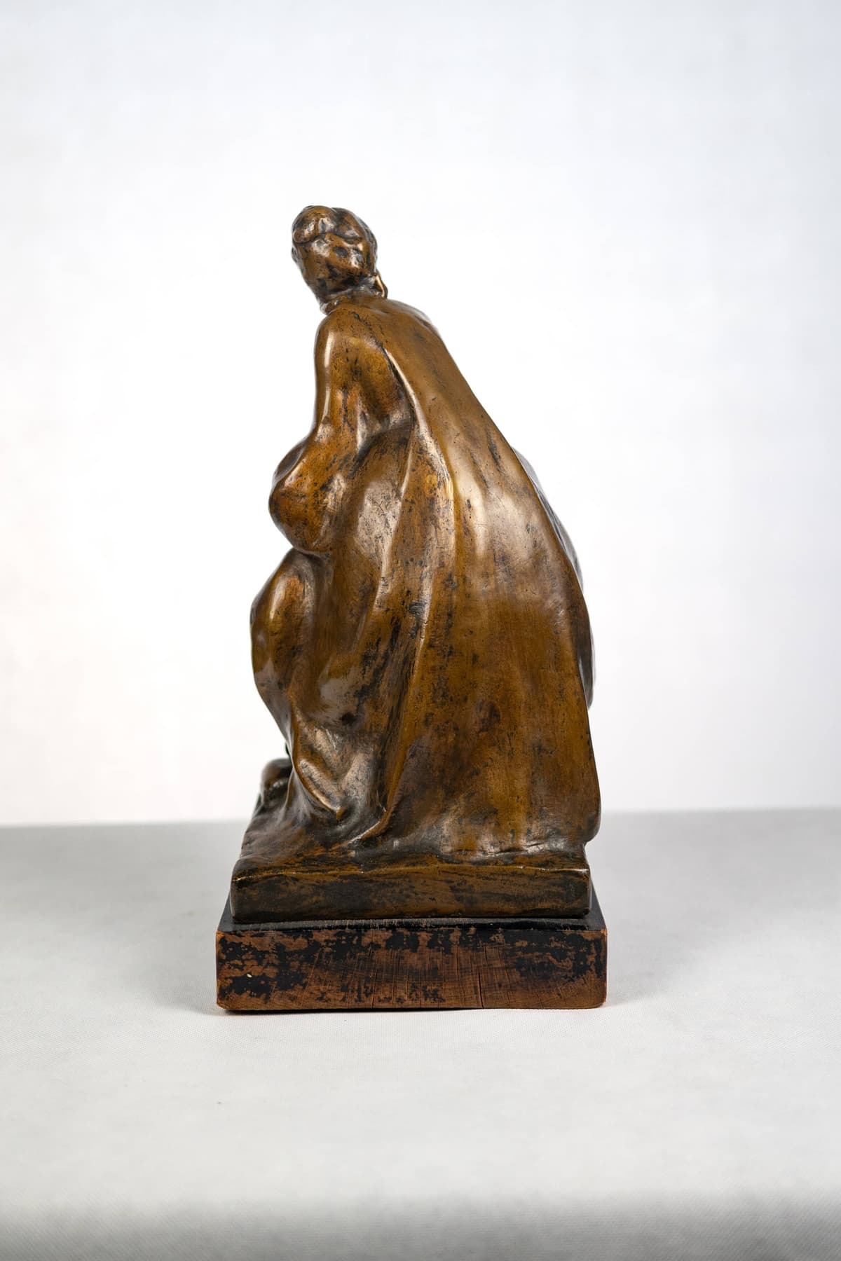 Pongrácz Szigfrid 'Báli készülődés' bronz szobor