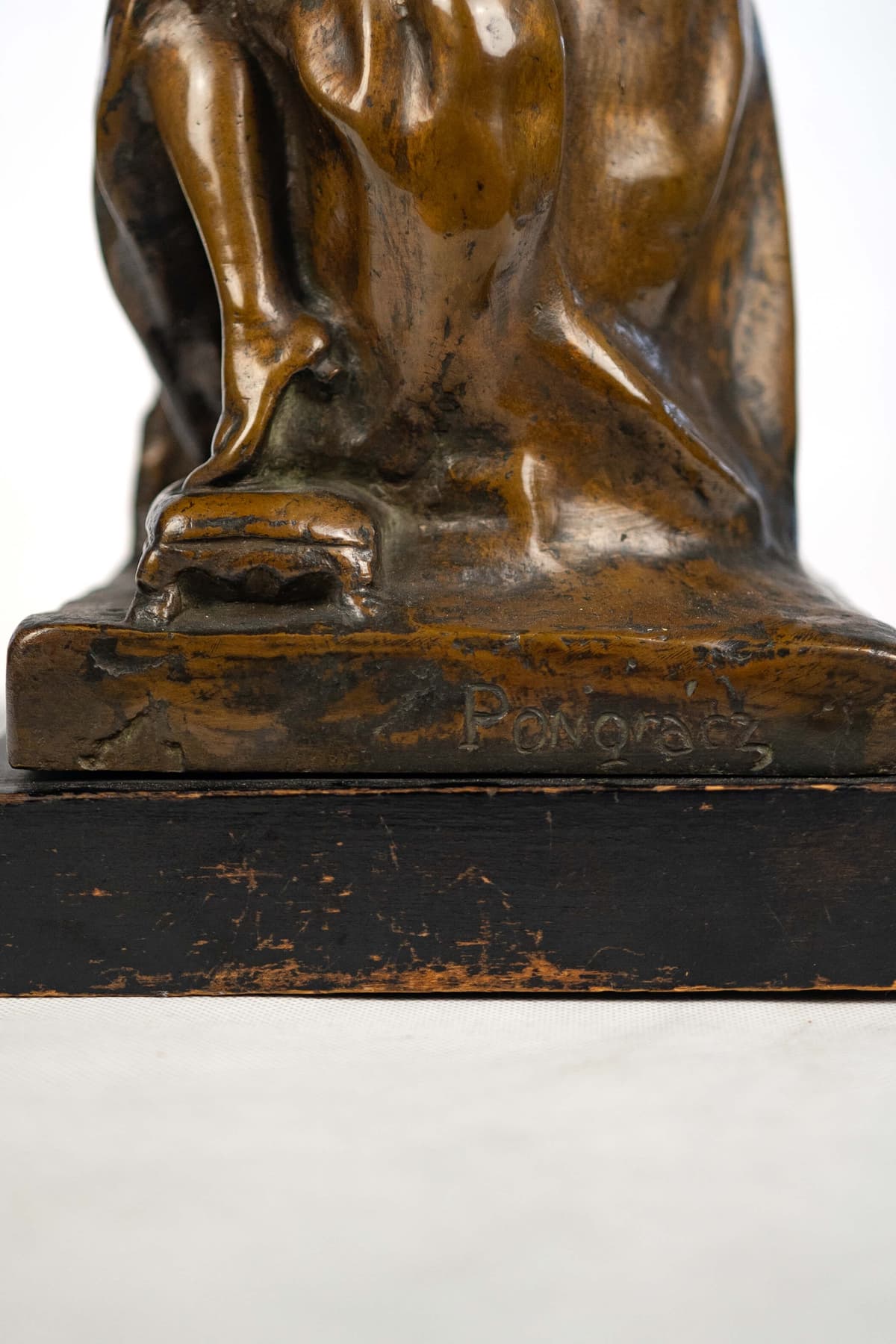 Pongrácz Szigfrid 'Báli készülődés' bronz szobor