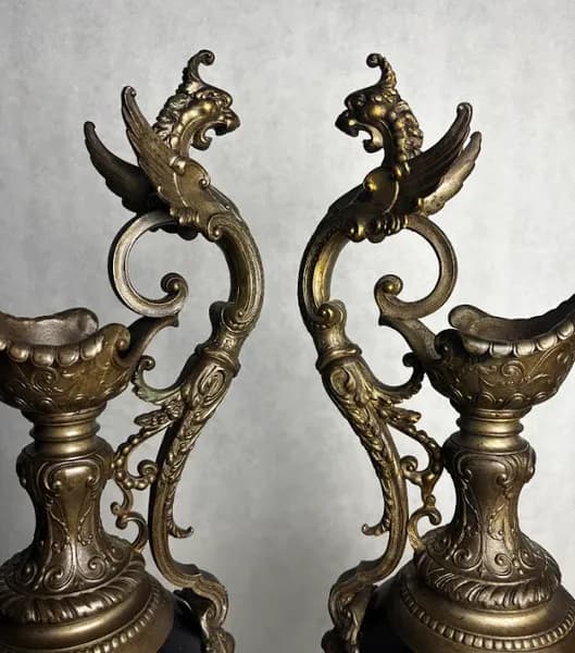 Pair of decorative ewers with dragon decoration, 19th century