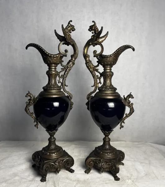 Pair of decorative ewers with dragon decoration, 19th century