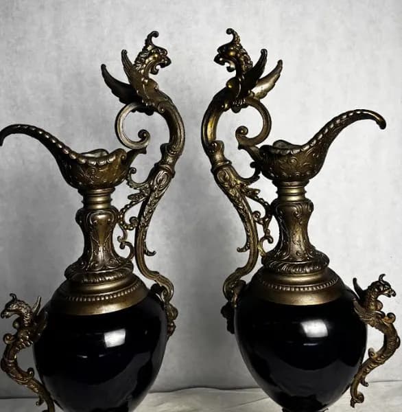 Pair of decorative ewers with dragon decoration, 19th century