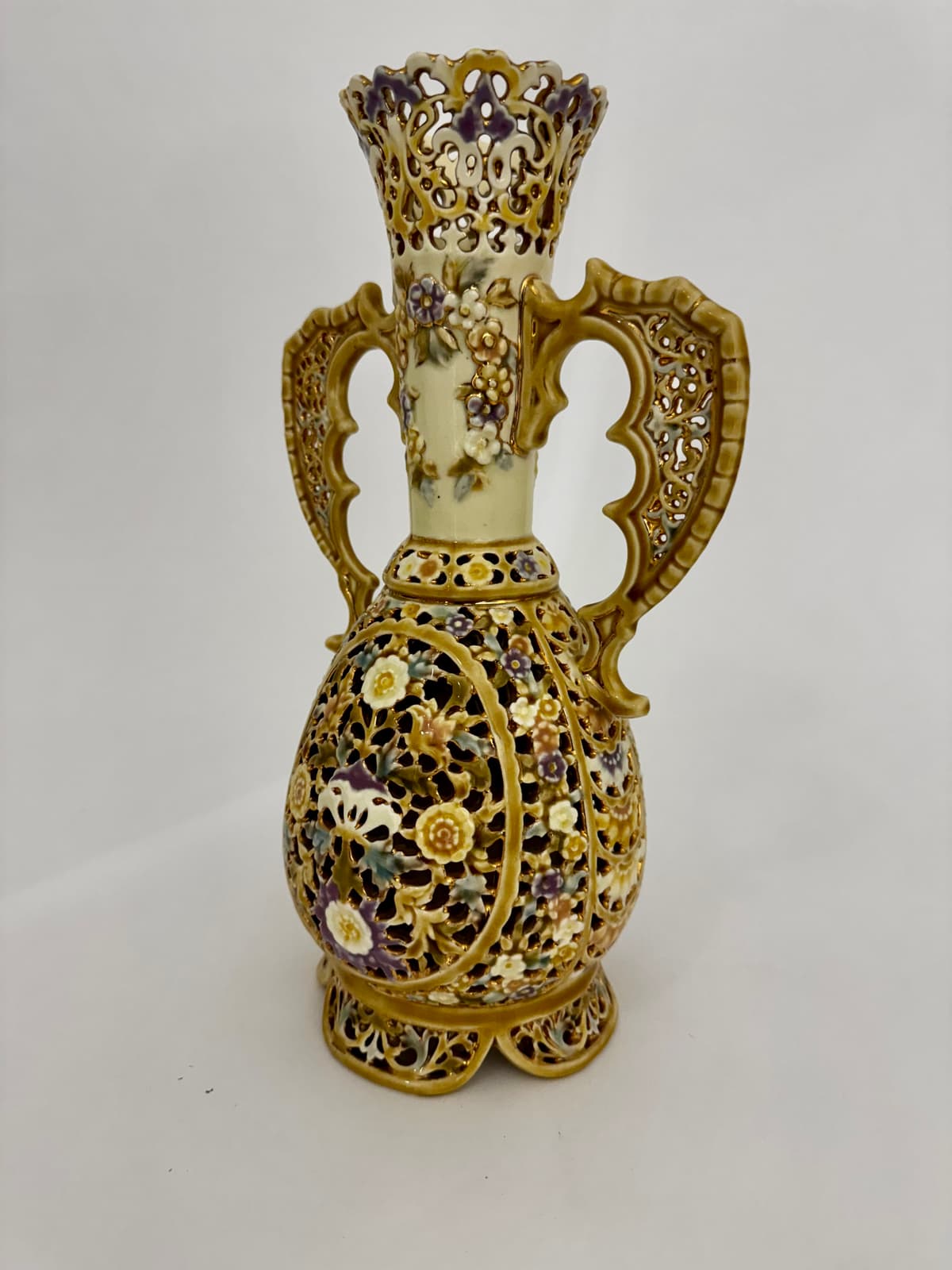 Historizáló áttört két füles váza -  Talpon Zsolnay  jelezve és forma számozva