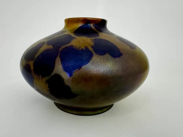 Zsolnay vase - With an elegant stylized floral pattern on its mantle