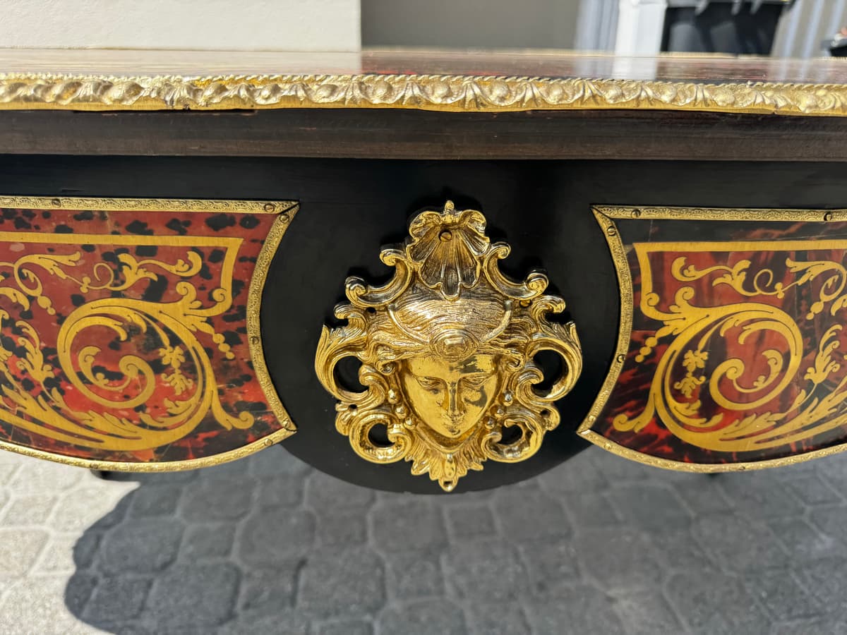 Bordó boulle asztal