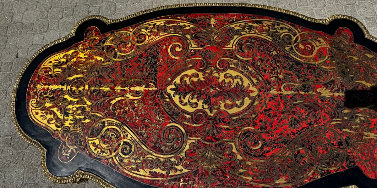 Bordó boulle asztal