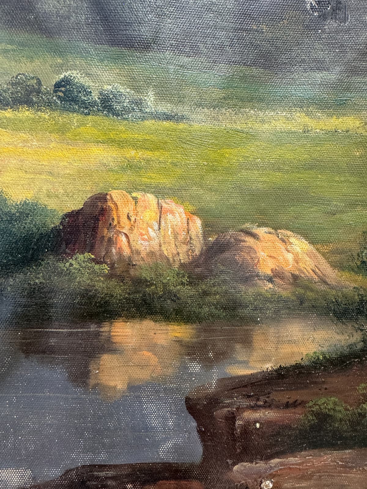 Tavaszi táj hegyek és folyó ölelésében