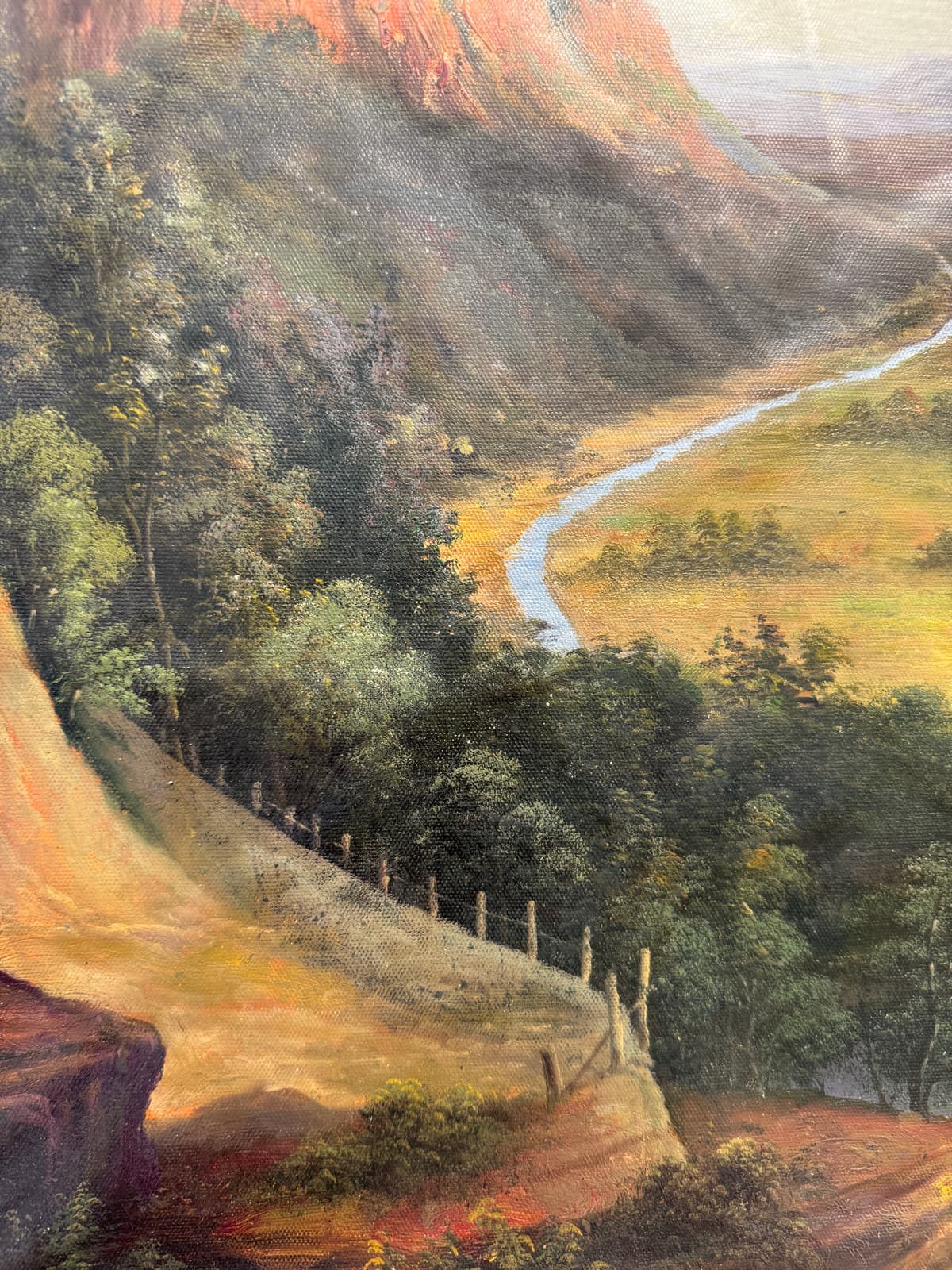 Tavaszi táj hegyek és folyó ölelésében