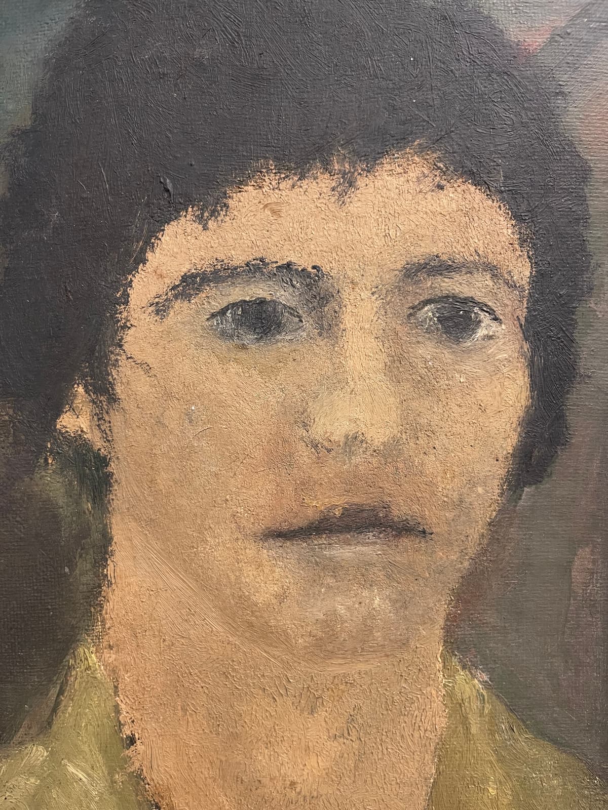 Fiatal férfi portré zöld ingben