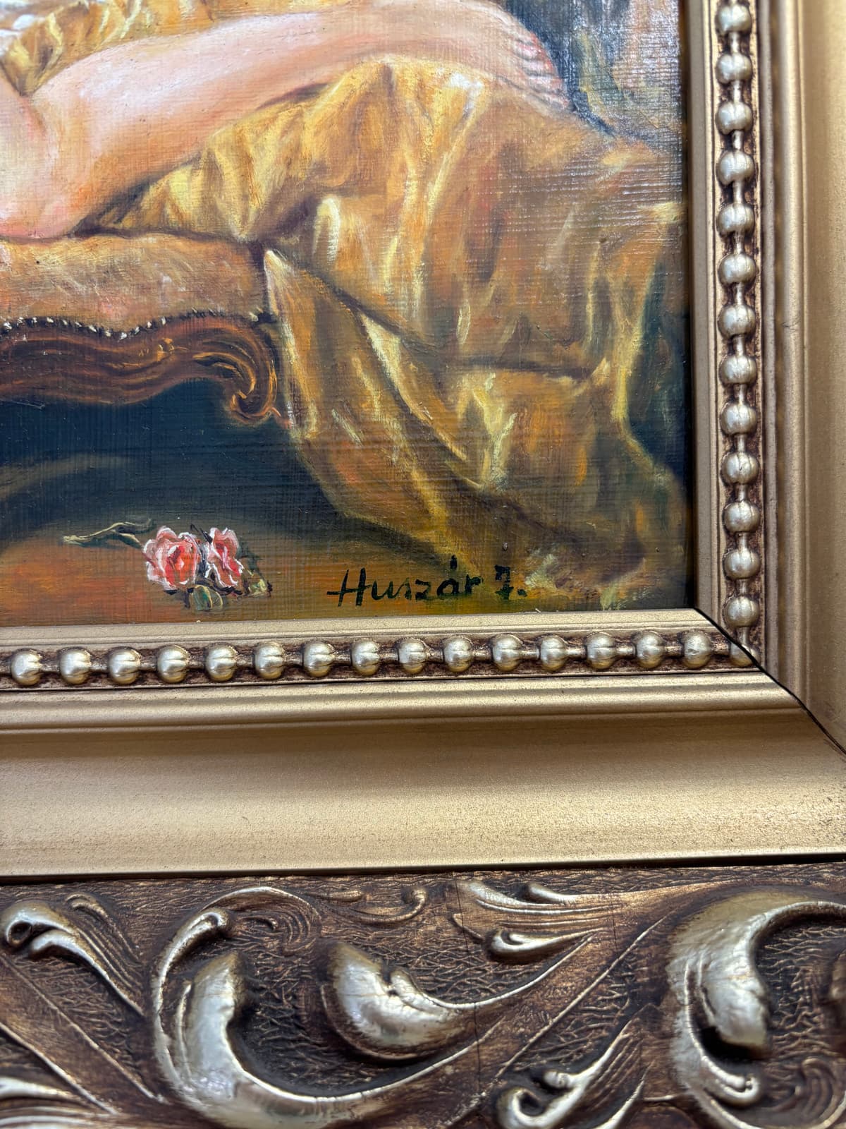 Sárga selymen ábrándozó akt...