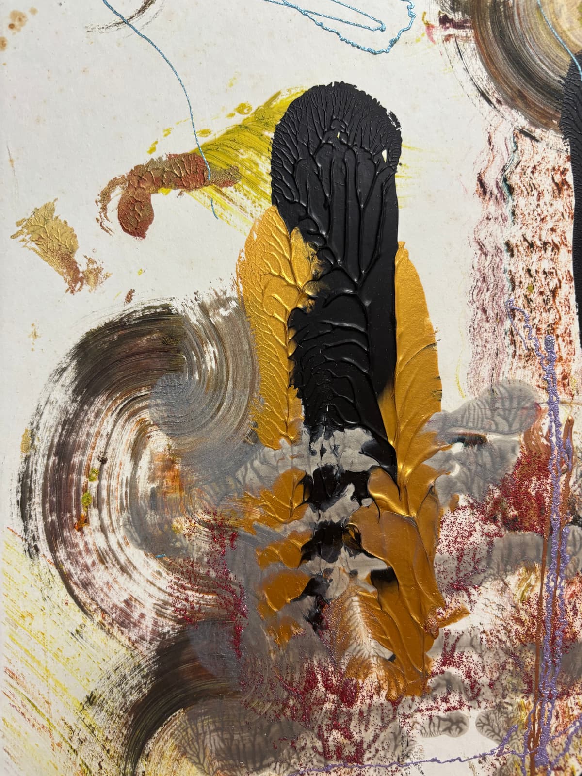 A fekete és arany násza a színek kavalkádjában