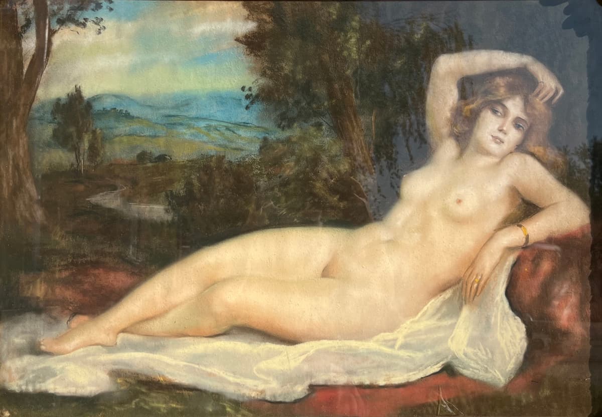 A dombon fekvő szépség