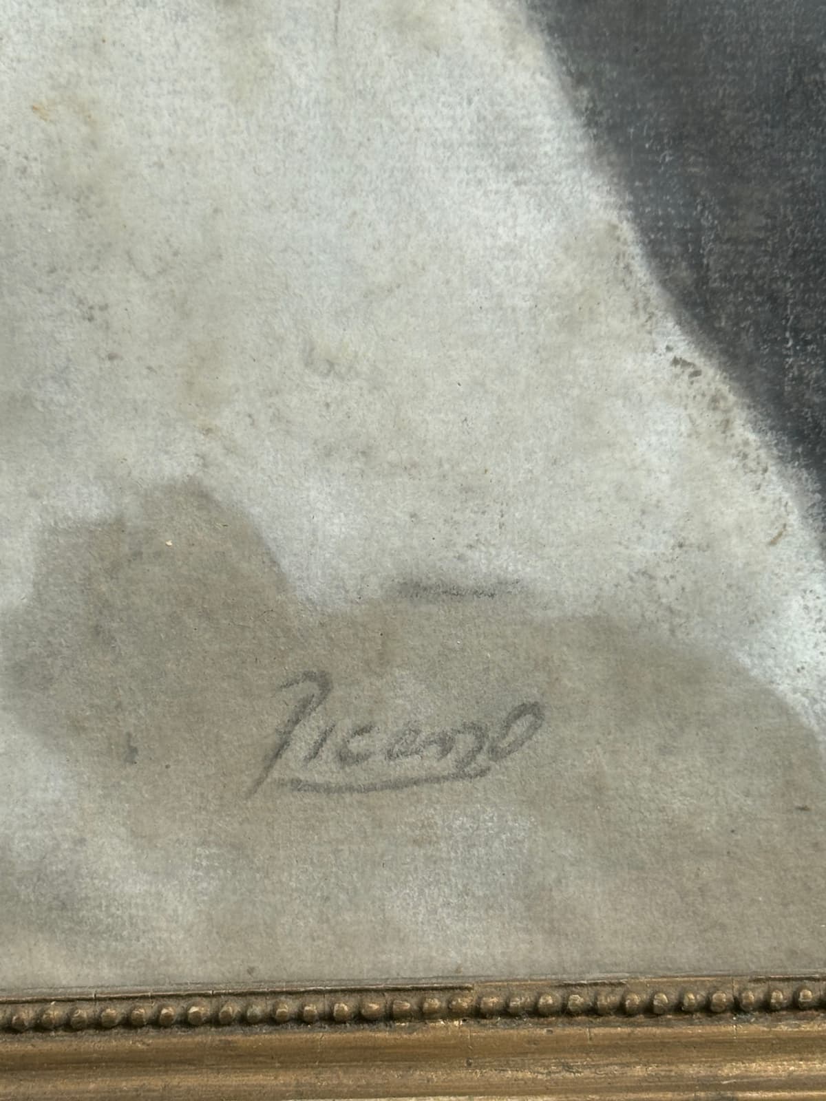 Gyermekmosoly árnyékban