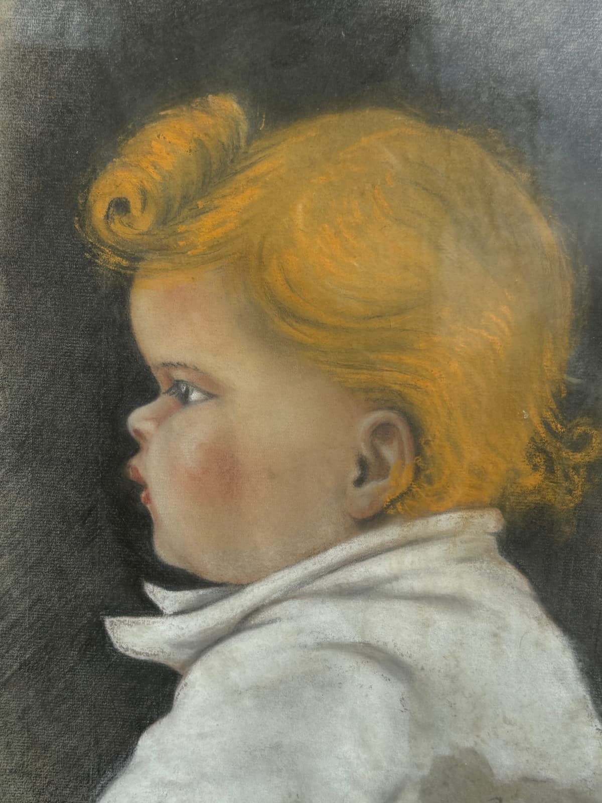 Gyermekmosoly árnyékban