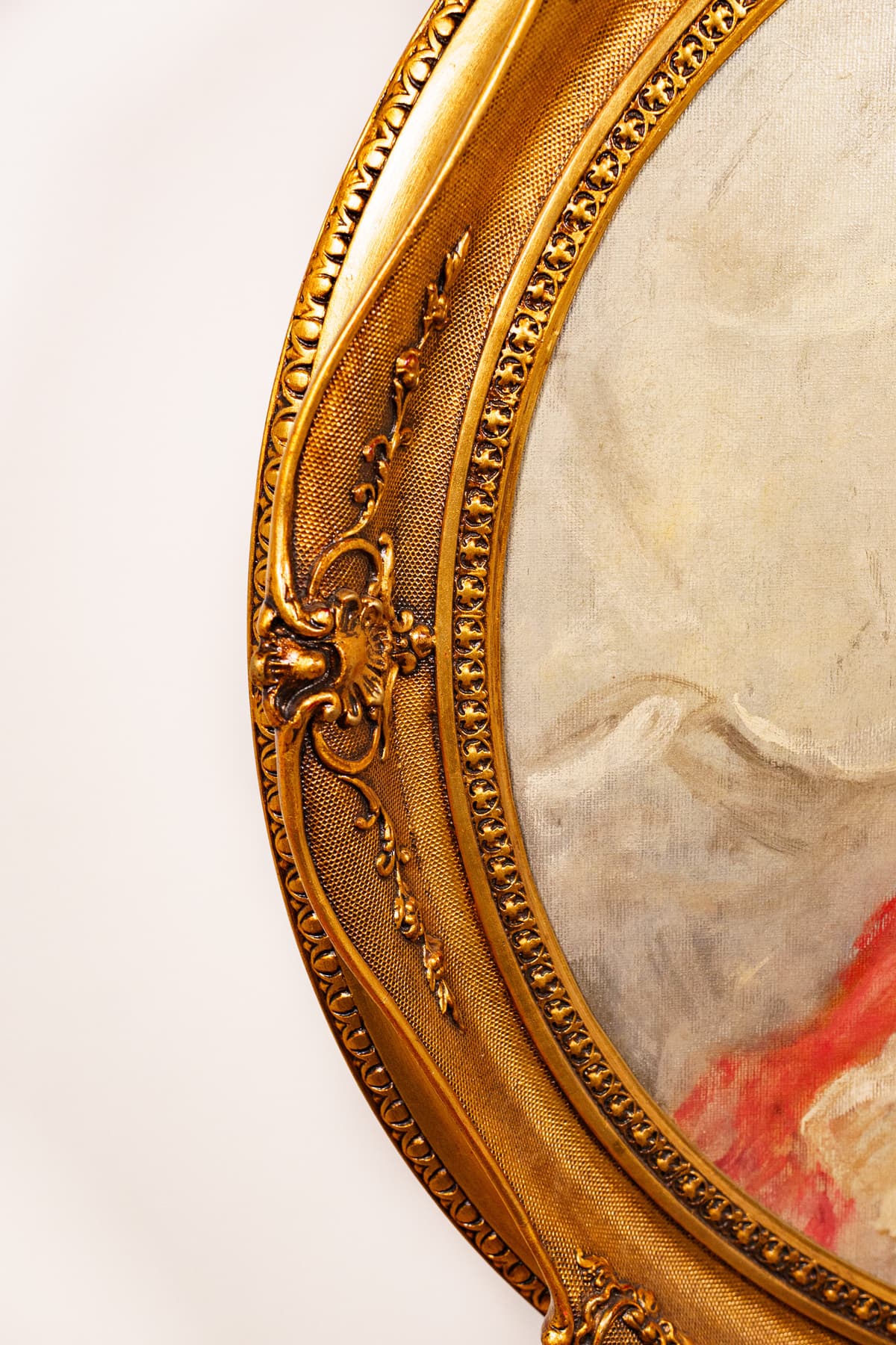 Ibolyacsokros hölgy - Portréja a Szalonban