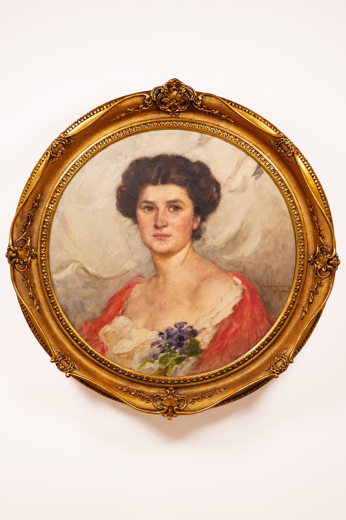 Ibolyacsokros hölgy - Portréja a Szalonban