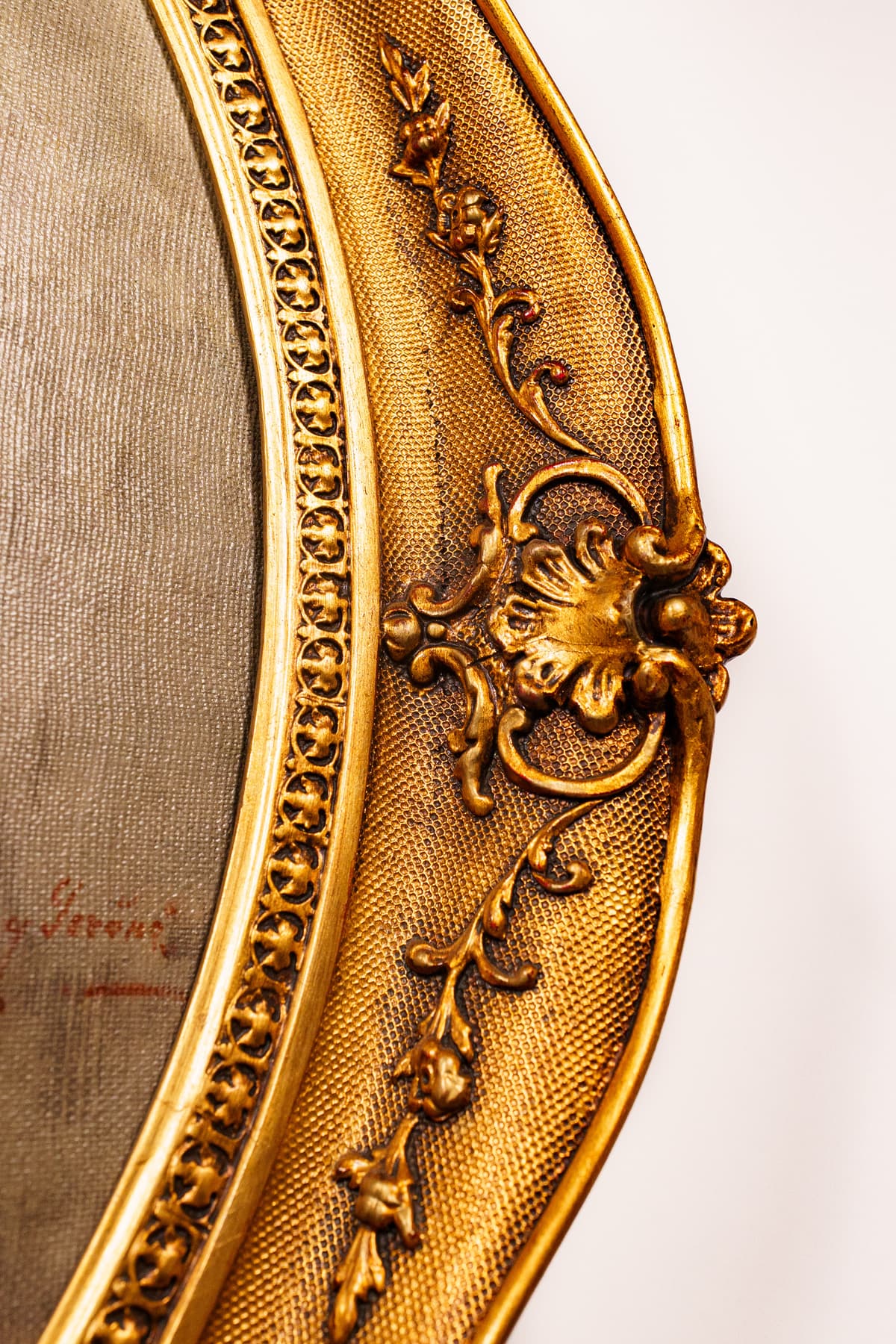 Ibolyacsokros hölgy - Portréja a Szalonban