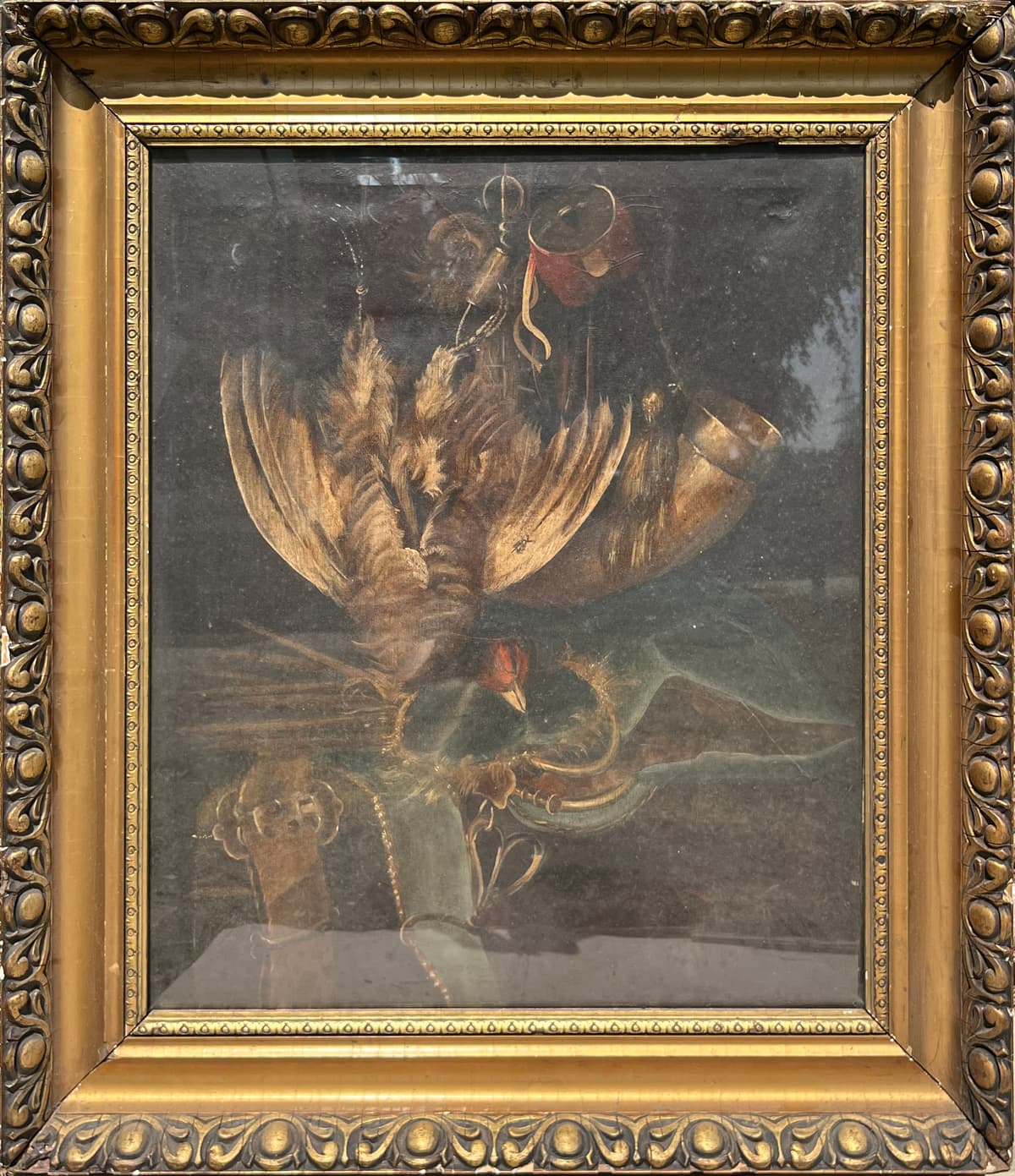 Csendélet vadász felszereléssel és madártetemmel