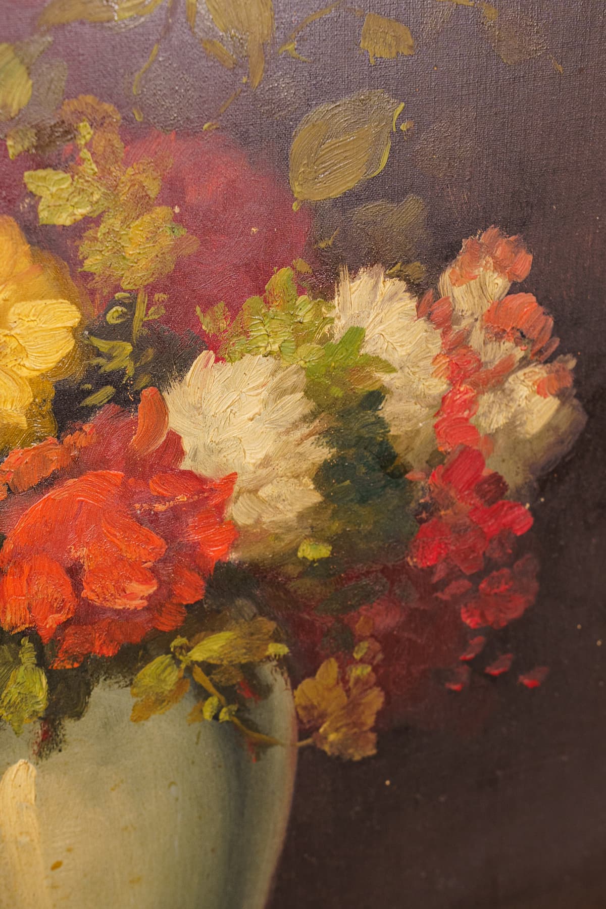 Őszi virágcsokor, fehér vázában