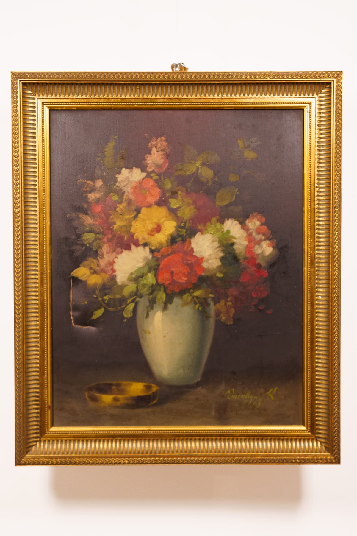 Őszi virágcsokor, fehér vázában